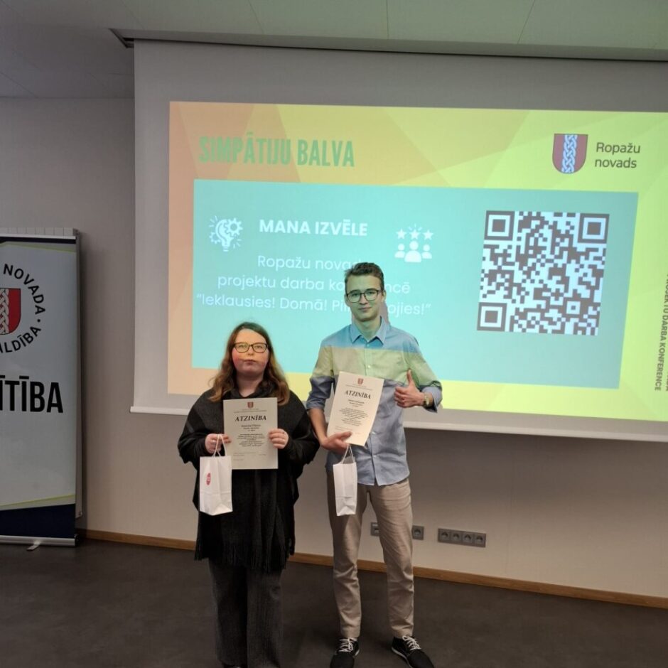 2 skolēni pēc konferences ar iegūtām atzinībām