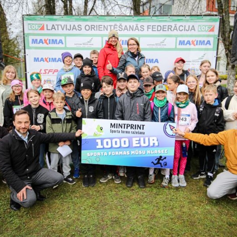 Orientēšanās sacensības- Ropažu vidusskolas komanda ar iegūto balvu: banneris ar uzraktu: minisprint 1000 EUR