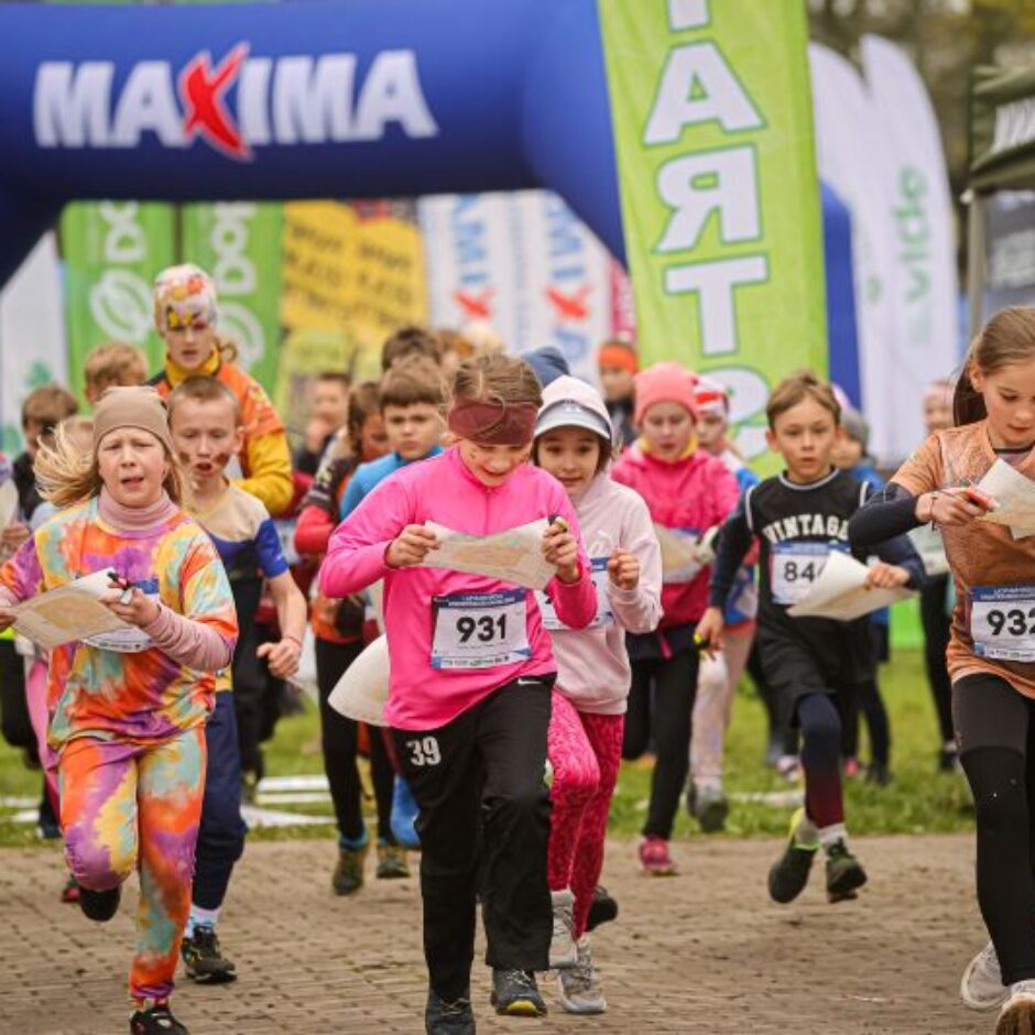 Orientēšanās sacensības - skolēni skrien ar saņemt uz lapas uzdevumu