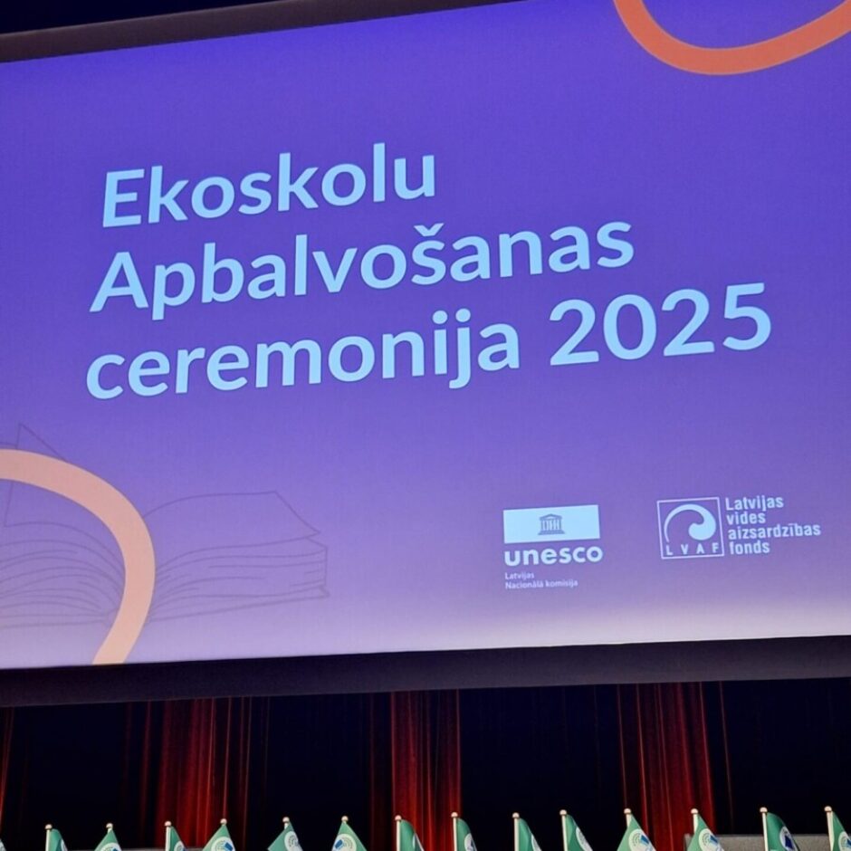 Ekoskolu apbalvošanas ceremonijas skatuve ar Ekoskolas mazajiem zaļajiem karodziņiem (vimpelīšiem)