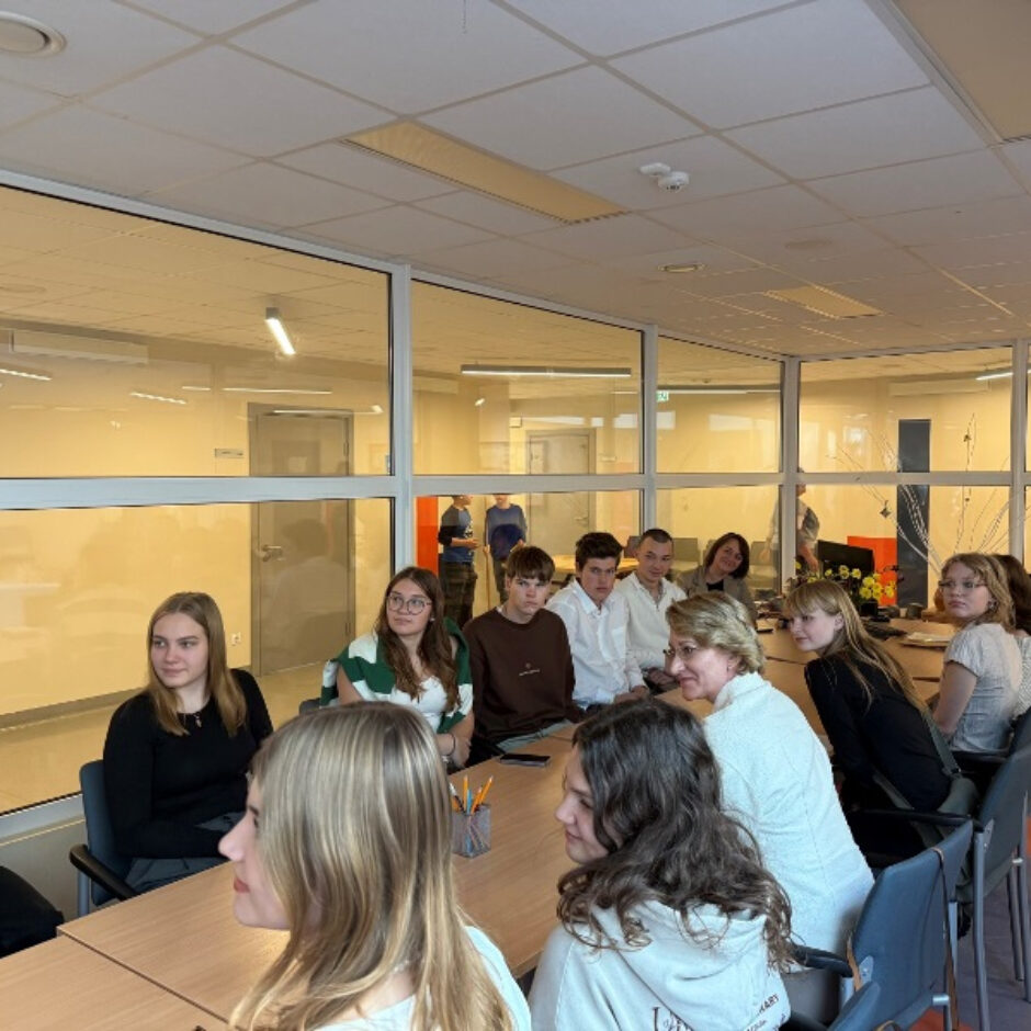 Skolās telpā skolēni un IZM ministre Dace Melbārde sēž pie galda