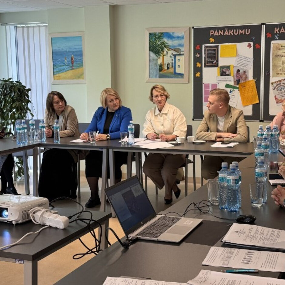 IZM ministe Dace Melbārde kopā ar četriem pašvaldības darbiniekiem pie apspriežu galda