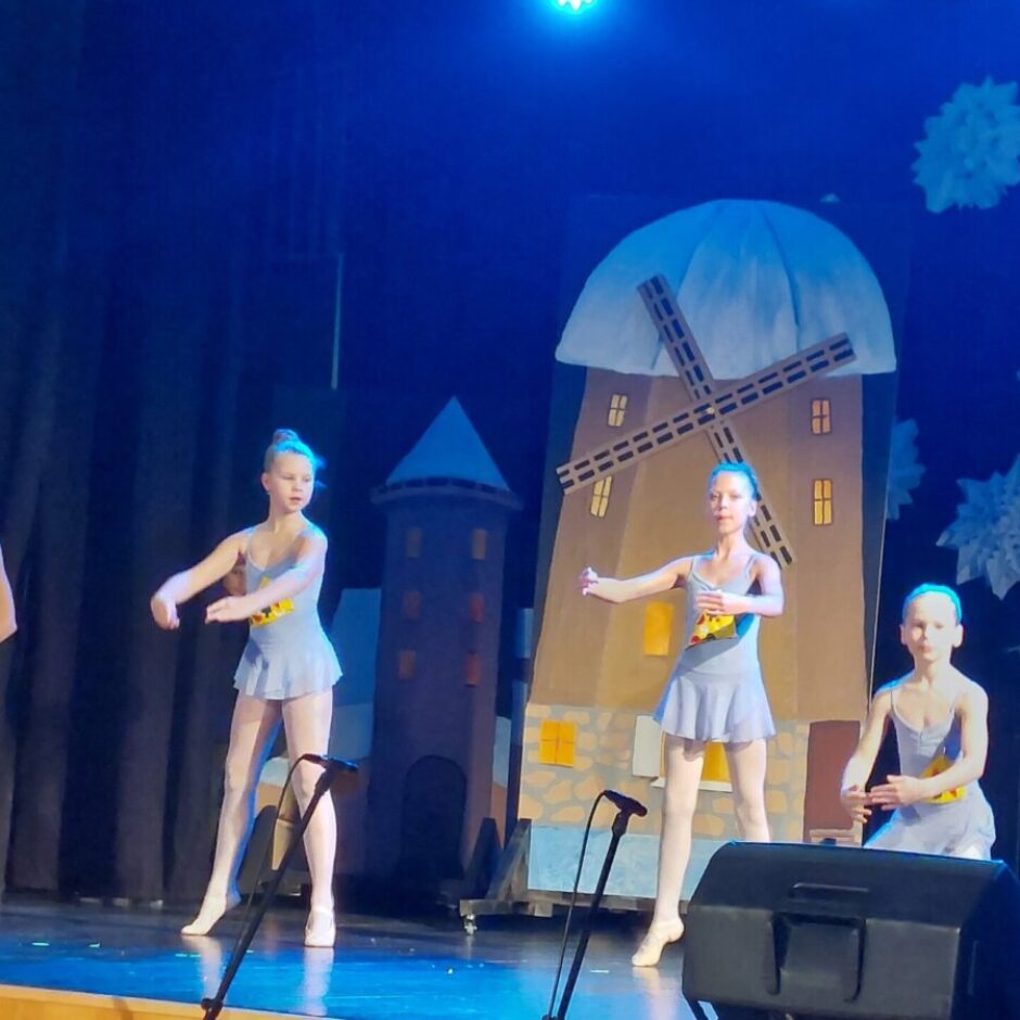 Četras meitenes baleta tērpos dejo uz skatuves