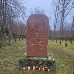 Kritušo karavīru apbedījumu vieta, priekšā piemineklis ar svecītēm, lapas ir sagrābtas