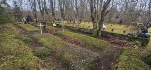 Kritušo karavīru apbedījumu vieta, ir redzami krusti un kapu kopiņas, sagrābtās lapas.