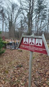 Rudens lapas un norāde par Kritušo karavīru apbedījumu vietu