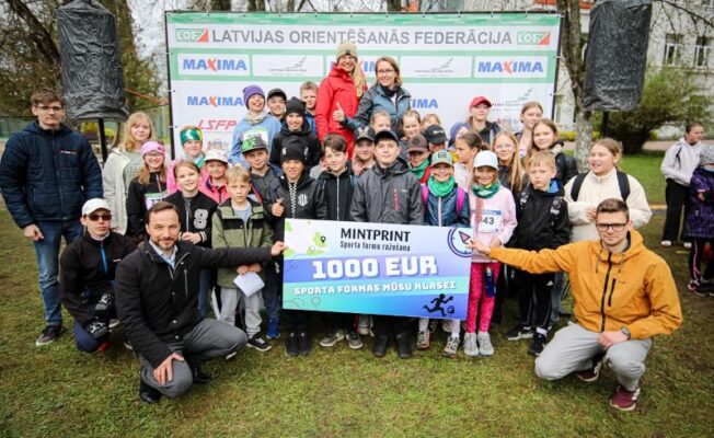 Orientēšanās sacensības- Ropažu vidusskolas komanda ar iegūto balvu: banneris ar uzraktu: minisprint 1000 EUR