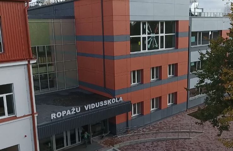 Daļa no Ropažu skolas ēka ar ieejas durvīm (sāna skats)