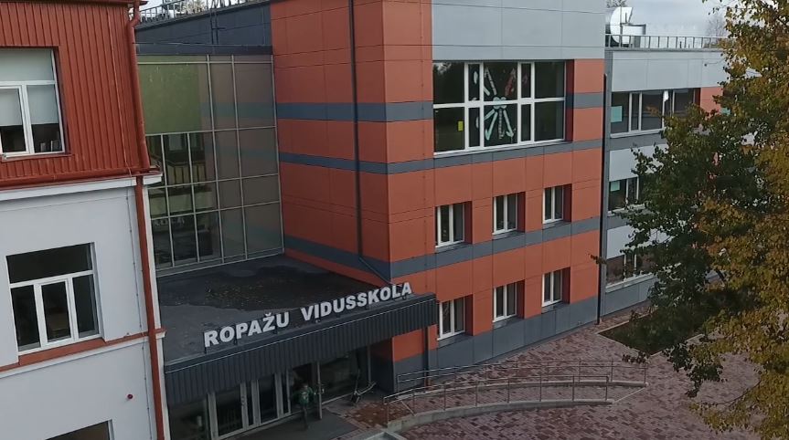 Daļa no Ropažu skolas ēka ar ieejas durvīm (sāna skats)