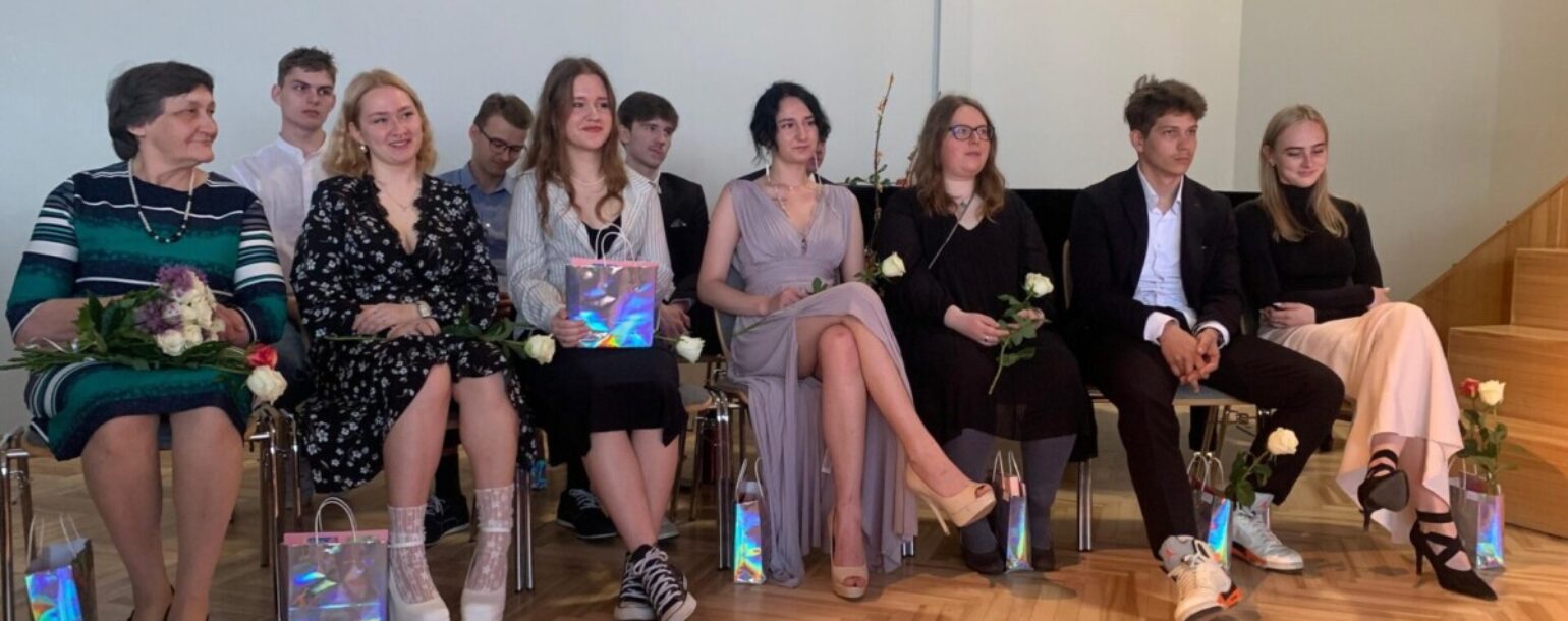 12.klases jaunieši sēž pēdējā zvana pasākumā