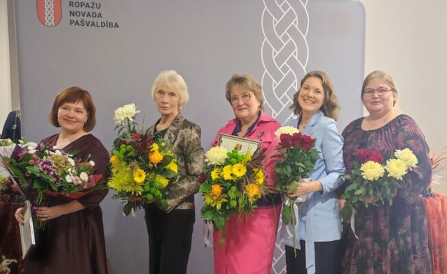 Nominētās piecas skolotājas ar ziediem pēc pasākuma 